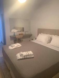 安提帕罗斯岛La Main Street suite的一间卧室配有一张床,上面有两条毛巾