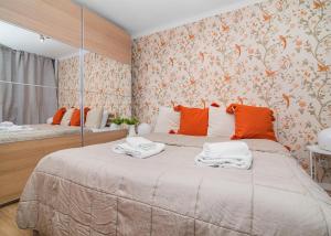 华沙Central Apartments Grzybowska的一间卧室配有一张大床和毛巾