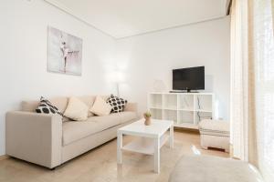 塞维利亚Green- Apartments Las Setas的带沙发和电视的白色客厅