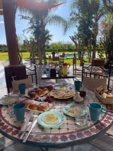 Ouled el guerneTeacook Marrakech的餐桌上放有食物盘子的桌子