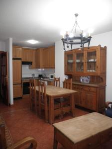 拉阿贝尔卡安妮塔公寓 的厨房配有木制橱柜、餐桌和用餐室