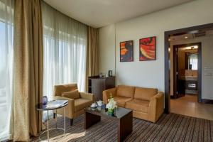 多哈萨菲尔多哈酒店的客厅配有沙发和桌子