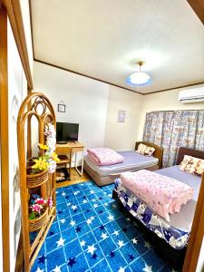 宫崎Shirahama Harbor的客房设有两张床和一张书桌。