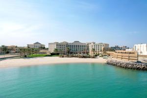 科威特The Regency Hotel Kuwait的享有海滩美景,拥有建筑背景