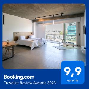 La LonjaDepartamento premium en Pilar 220的酒店客房设有两张床和一张桌子。