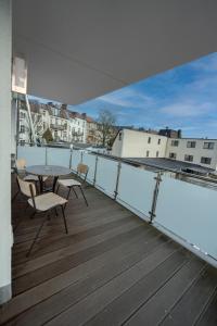 比勒费尔德-Zentrale Wohnung-Balkon-Desingerküche-的阳台的天井配有桌椅