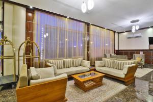 Al Nairyahفــنــدق بـفــن Hotel的带沙发和咖啡桌的客厅
