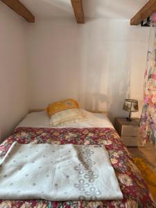 拉诺伊韦维尔Chambres papillon的卧室里的一张带毯子的床