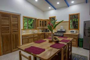 科克莱斯Blue Maverick in Playa Cocles 4x4 neccesary的厨房配有带紫色餐巾的木桌