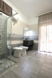 那不勒斯Vomero Maison的浴室配有卫生间、盥洗盆和淋浴。
