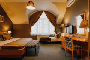 塞格德Hotel Piano的酒店客房设有两张床和窗户。