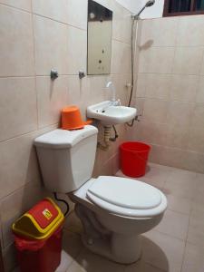 曼巴豪帕布度假屋的一间带卫生间和水槽的浴室