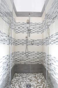 那不勒斯Vomero Maison的带淋浴的浴室和玻璃门