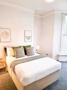 斯旺西Gorgeous Newly Renovated 2 Double Bed Flat的白色卧室配有大床