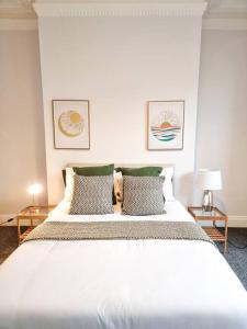 斯旺西Gorgeous Newly Renovated 2 Double Bed Flat的卧室配有带枕头的大型白色床