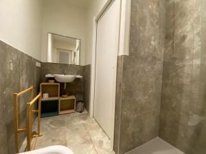 瓦雷泽FORESTERIA DANSI的带淋浴、盥洗盆和镜子的浴室