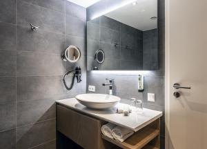 施利尔塞噶玛巴伐利亚酒店的一间带水槽和镜子的浴室