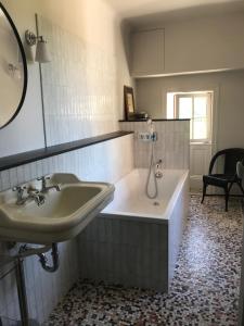 乌瑞基尼Erlande Baïta的浴室配有盥洗盆和浴缸。