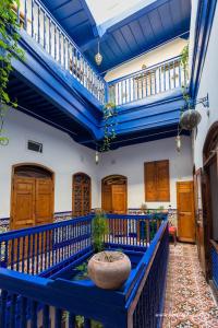 索维拉Dar Halima的一间设有木门和蓝色栏杆的房间