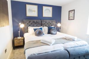 布里斯托Nap Bristol City Centre的一间卧室配有一张带蓝色墙壁的大床