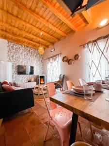 塞拉内华达Apartamentos Vista Sierra Nevada的客厅配有木桌和椅子