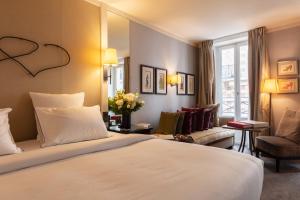 巴黎维拉玛当酒店 的酒店客房设有床和客厅。