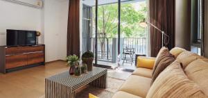 Ban Huai Sok Noi2 Bedroom Khaoyai Poolsuite by Nancy的带沙发和电视的客厅