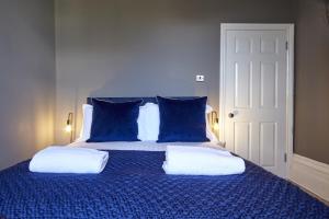 布里斯托nap Bristol Clifton的一张带蓝色枕头和蓝色及白色床单的床
