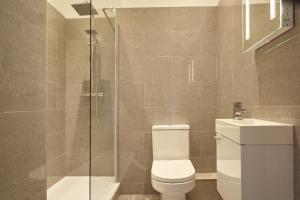 布里斯托nap Bristol Clifton的一间带卫生间和玻璃淋浴间的浴室