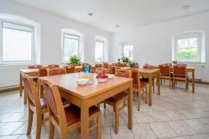 罗格坡曼戈唐Hostel Kronotop in Triglav National Park的用餐室配有木桌和椅子