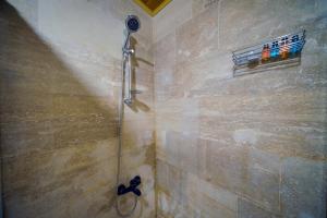 内夫谢希尔Babili Cappadocia Cave Hotel的浴室里设有玻璃门淋浴