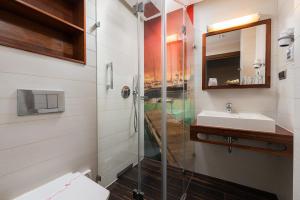 加茨比亚格拉赖斯特拉西亚法尔扎酒店的一间带玻璃淋浴和水槽的浴室