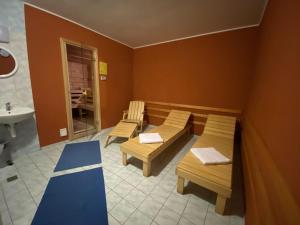 科热诺夫Hotel Prichovice的客房设有2张长椅、水槽和浴室