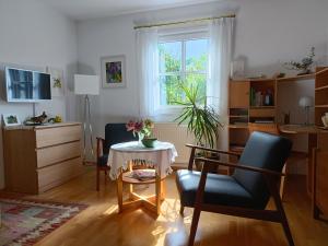 魏玛莫林博客尔斯博格公寓的客厅配有桌椅和窗户。