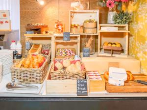 卢塞恩Hotel Rothaus Luzern & Peruvian Culinary Art的面包柜台,提供面包和糕点篮