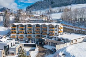 蓬高圣约翰Ski- & Sonnenresort Alpendorf by AlpenTravel的雪中酒店空中景观