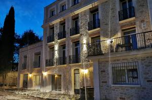 佩皮尼昂Appart Hotel Spa Perpignan的一座建筑,上面有圣诞灯