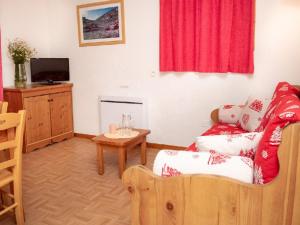 皮伊圣万桑Appartement Puy-Saint-Vincent, 3 pièces, 6 personnes - FR-1-504-184的客厅配有沙发和桌子