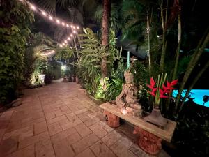 坎多林卡萨达普瑞住宿加早餐旅馆的花园设有长凳、植物和灯