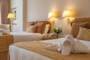 圣地亚哥－德孔波斯特拉洛萨贝托豪华酒店的酒店客房,配有两张床,并带鞋