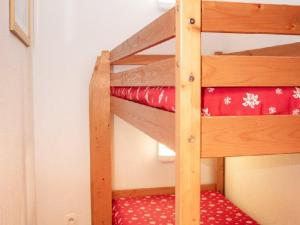 皮伊圣万桑Appartement Puy-Saint-Vincent, 4 pièces, 8 personnes - FR-1-504-30的宿舍间的双层床,客房内的双层床