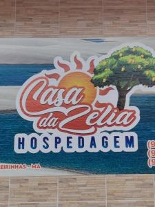 巴雷里尼亚斯Casa da Zélia Hospedagem的古柯可乐骨骼仪表的标志