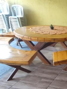 巴雷里尼亚斯Casa da Zélia Hospedagem的一张木桌,上面有仙人掌