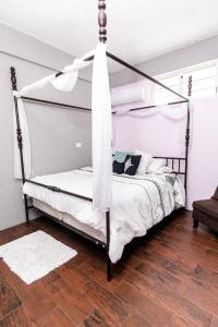 多拉多1 BR, Dorado beach apartment 20% monthly discount的一间卧室配有一张带金属天蓬的床