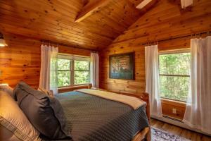 BrownfieldThe Hive at Blue Spruce Lodge White Mnts View的小木屋内一间卧室,配有一张床