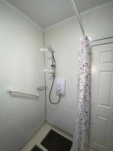 基尔温宁Private Lounge and Double Room的带淋浴和浴帘的浴室