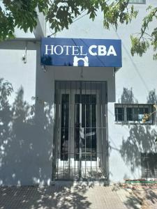 科尔多瓦Hotel CBA的门楼上的酒店标志