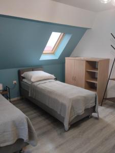 科贝拉古拉Agroturystyka u Pawła i Asi的一间卧室设有一张床和一个窗口