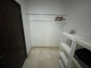 奥里萨巴Habitación Ojo de Agua的一间壁橱,墙上挂着衣架