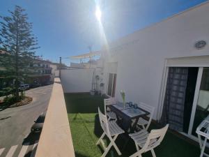 萨各夫雷纳A 600m de la playa, terraza soleada的阳台的天井配有桌椅